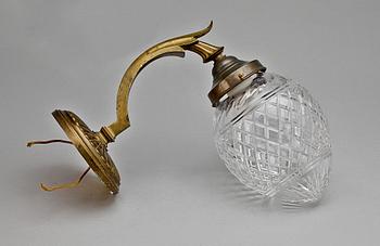 VÄGGLAMPA, mässing samt glas, 1900-talets första hälft.