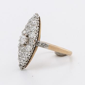 Ring 18K guld o platina m gammalslipade diamanter ca 1 ct totalt, Stockholm 1906.