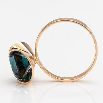 Elis Kauppi, A 14K gold ring with a synthetic spinelle. Kupittaan kulta, Turku 1972.