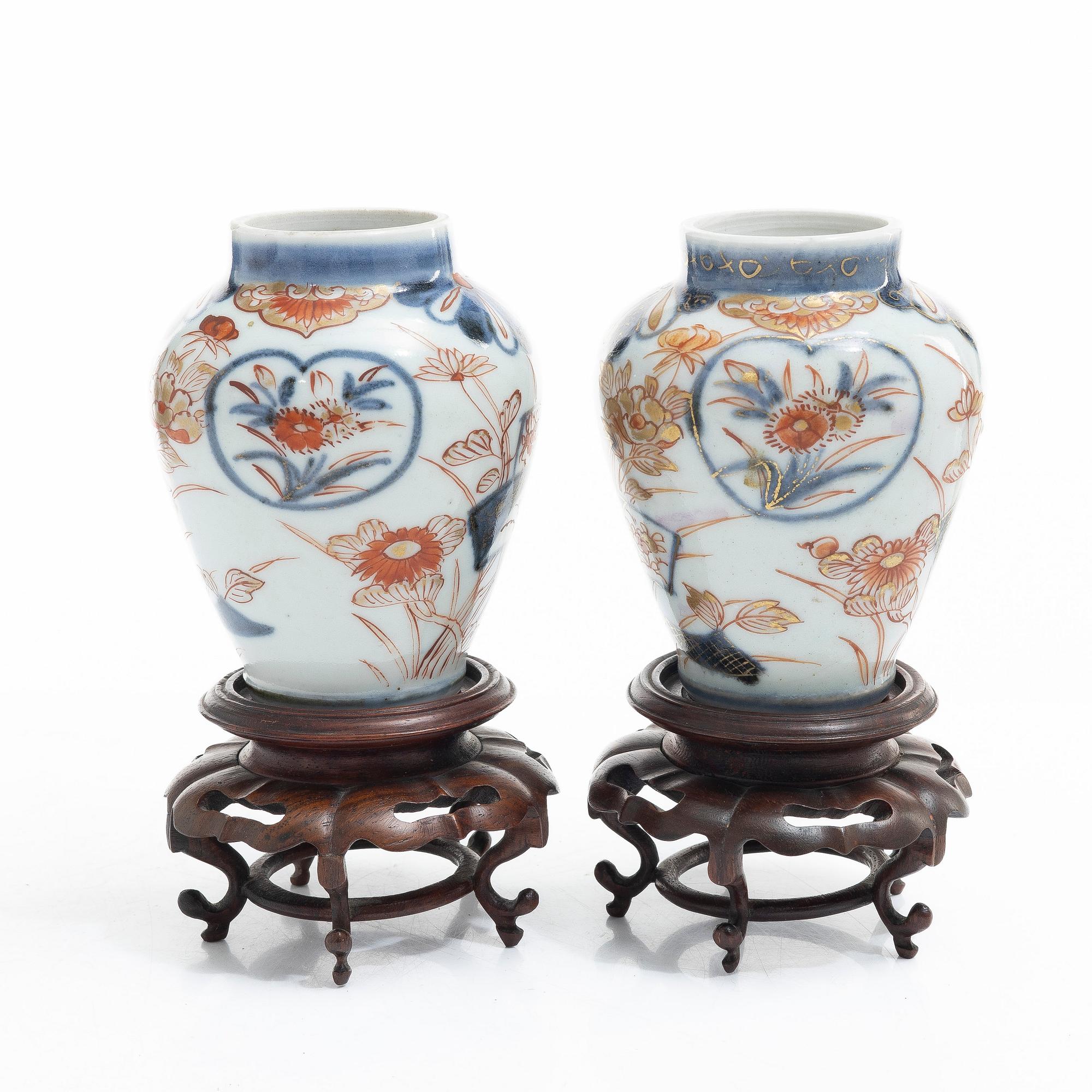 A pair of Japanese imari porcelain jars, 19th century.
