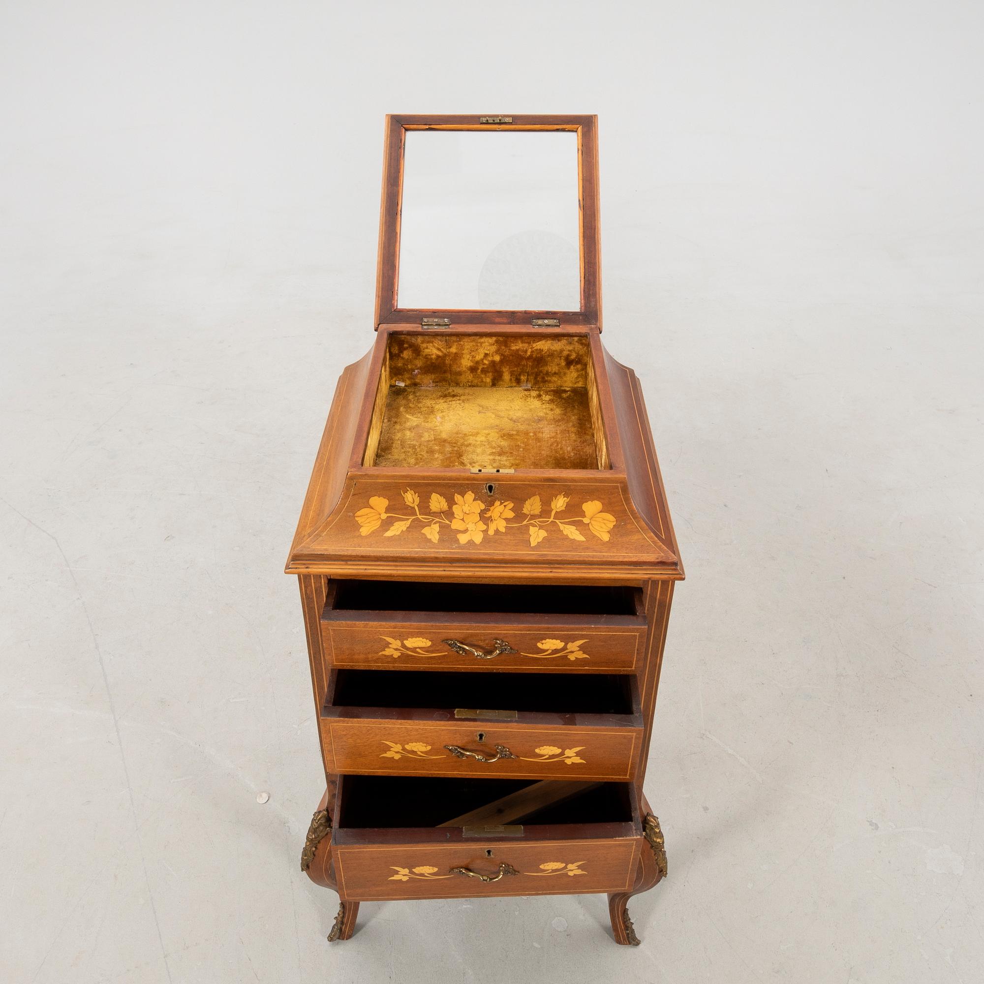 Monterskåp/byrå rokokostil 1900-talets första hälft.