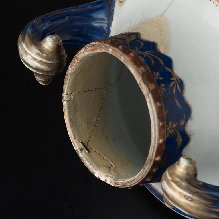 A pair of jars with covers, Qing dynasty, Qianlong (1736-95).