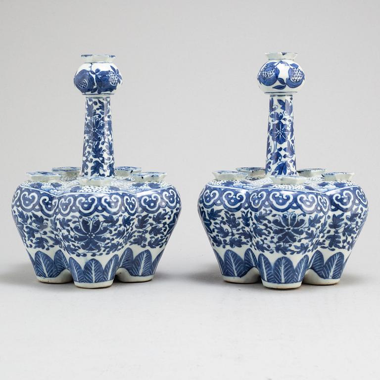 A pair of blue and white tulip vases, Qing dynasty, Guangxu (1875-1908).