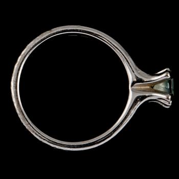 RING, 18k vitguld med fasettslipad sten, Jarl Sandin Göteborg, 2008. Vikt 8 g.