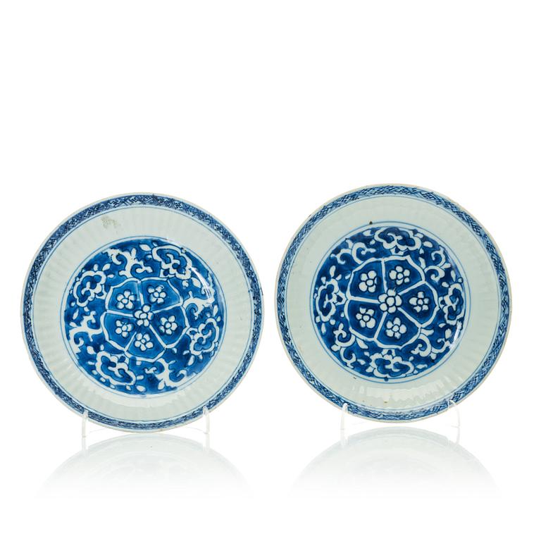 A pair of blue and white dishes, Ming dynasty (1368-1644).