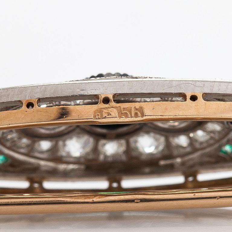 Rintaneula, 14K kultaa/platina, smaragdeja sekä vanha- ja ruusuhiottuja timantteja, Venäjä 1908-26.