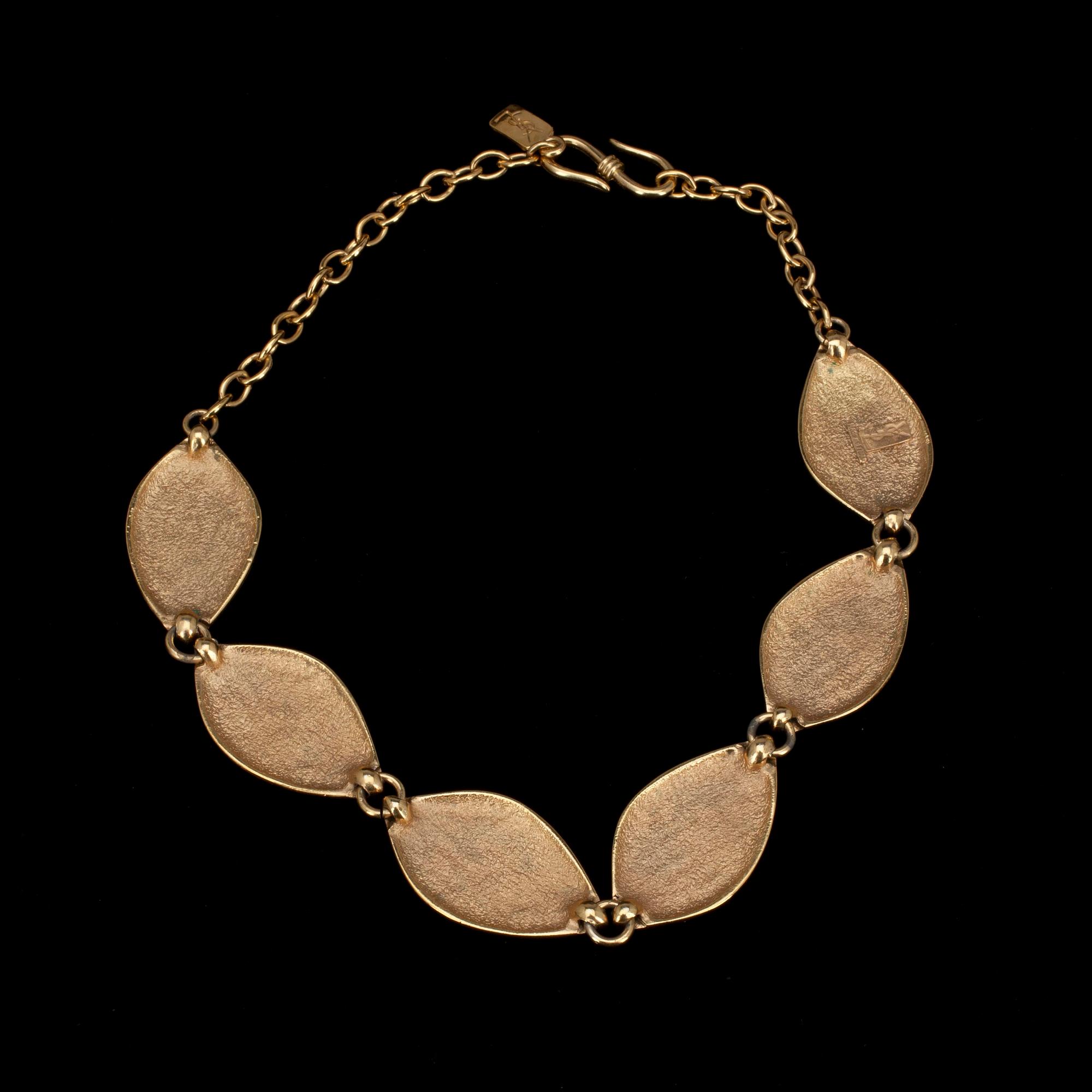 PUKUKORU, 3 osaa, Yves Saint Laurent.