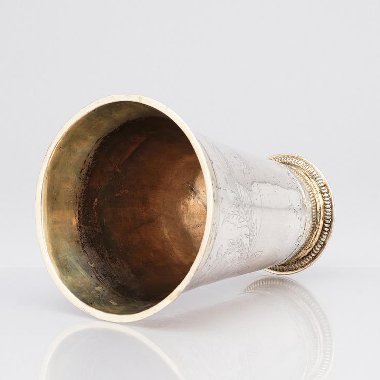 Conrad Gadd (sannolikt), bägare, delvis förgyllt silver, Kristianstad 1749. Rokoko.