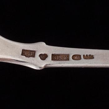 BESTICK, 35 delar, silver och nysilver, engelska, finska, ryska stämplar, 1845-1900-talets mitt. Total silvervikt 465 g.