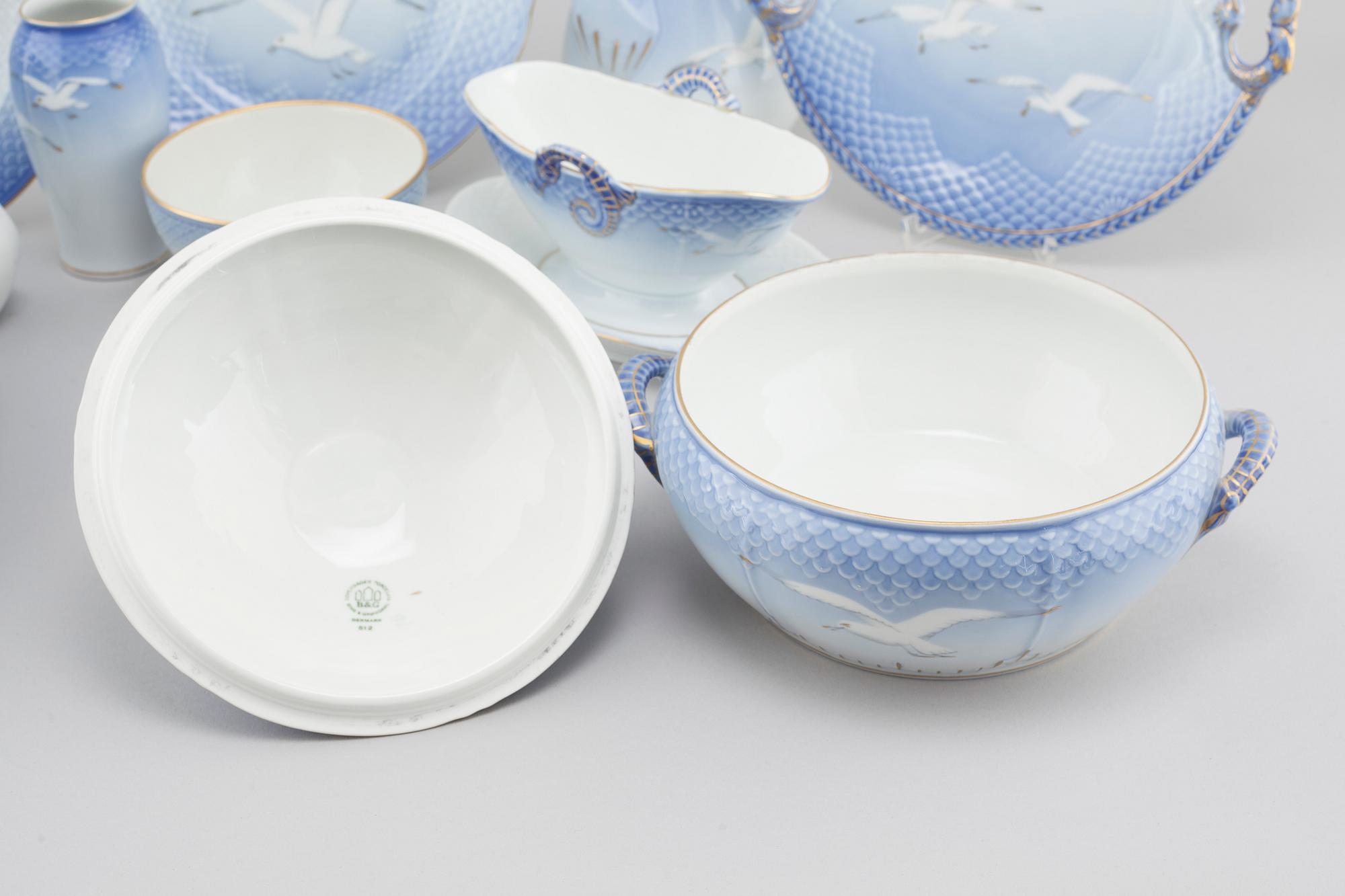 138 pieces of dinnerware "Blå Måsen" by Bing & Gröndahl, Denmark.