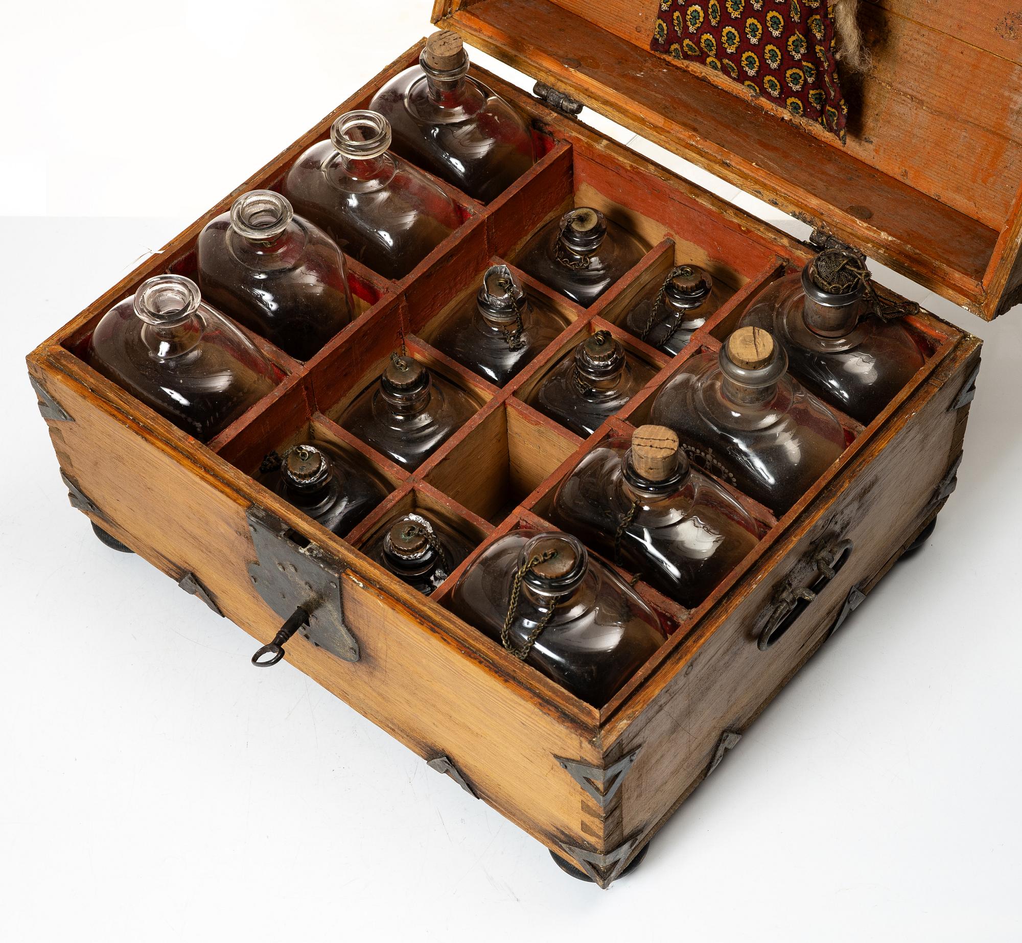 Casket with bottles, 19th century.