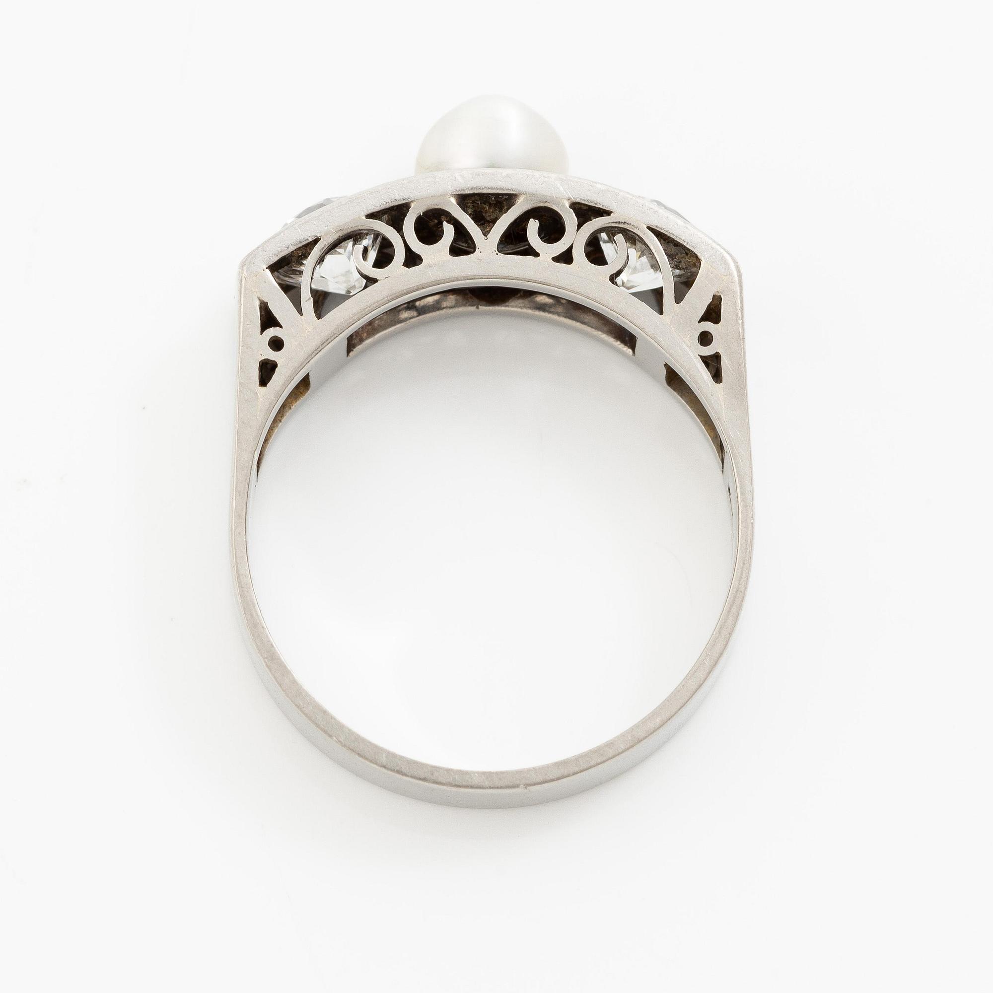 Ring 18K vitguld med en odlad pärla och gammalslipade diamanter.