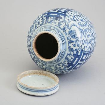 A blue and white jar, Qing dynasty, 19th Century.