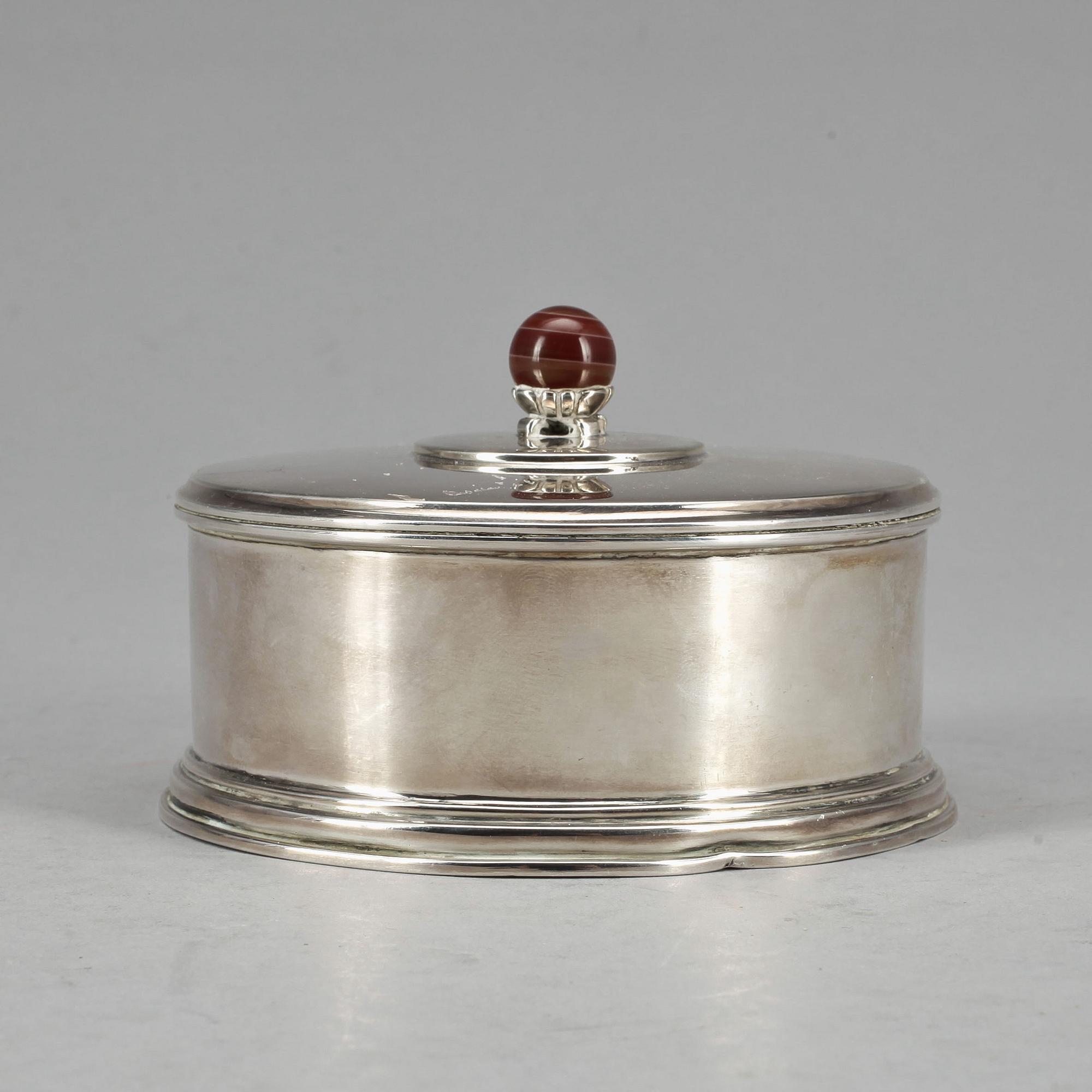 ASK med LOCK, silver, CG Hallberg, Stockholm, 1944. Vikt ca 210g.