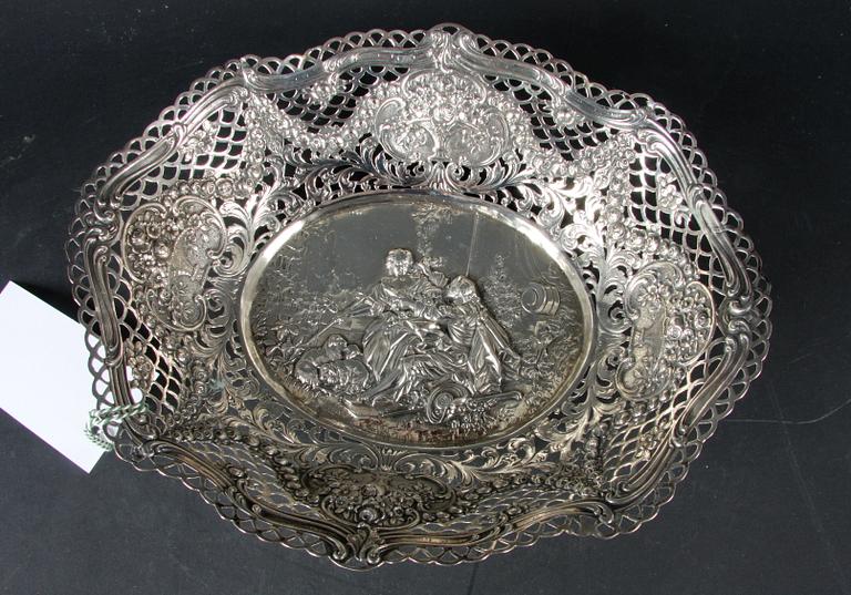 GALLERSKÅLAR, 3 st, silver, utländska stämplar, rokokostil.