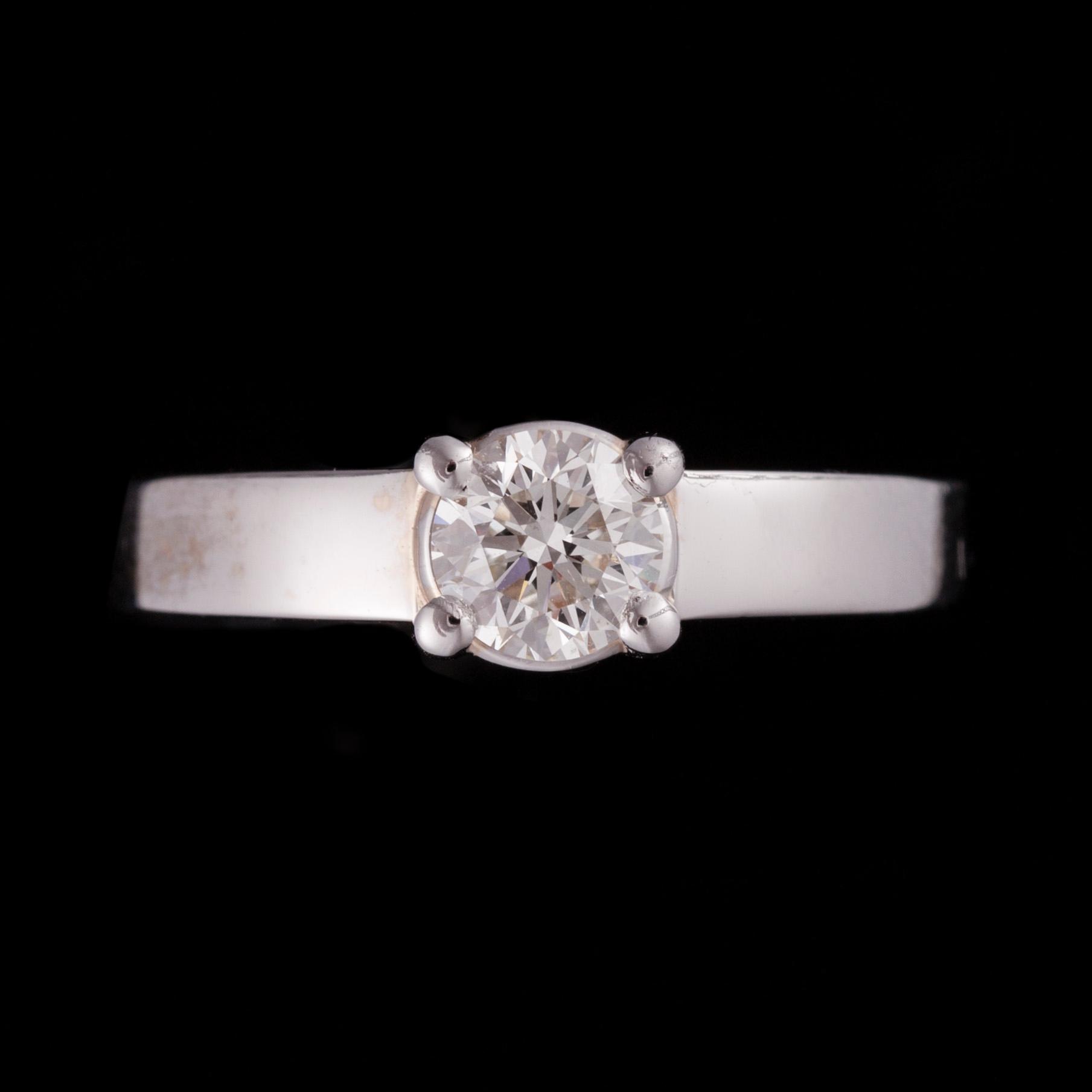 RING, 18K vitguld, mittstenen briljantslipad diamant 0,70 ct. Vikt 5,9 g. Intyg.