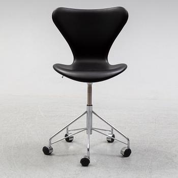 ARNE JACOBSEN, kontorsstol, "Sjuan", Fritz Hansen, 2018.