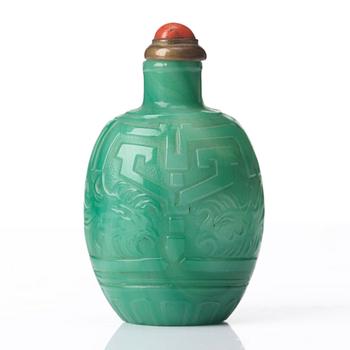 A snuff bottle with stopper, Qing dynasty, 19th Century.