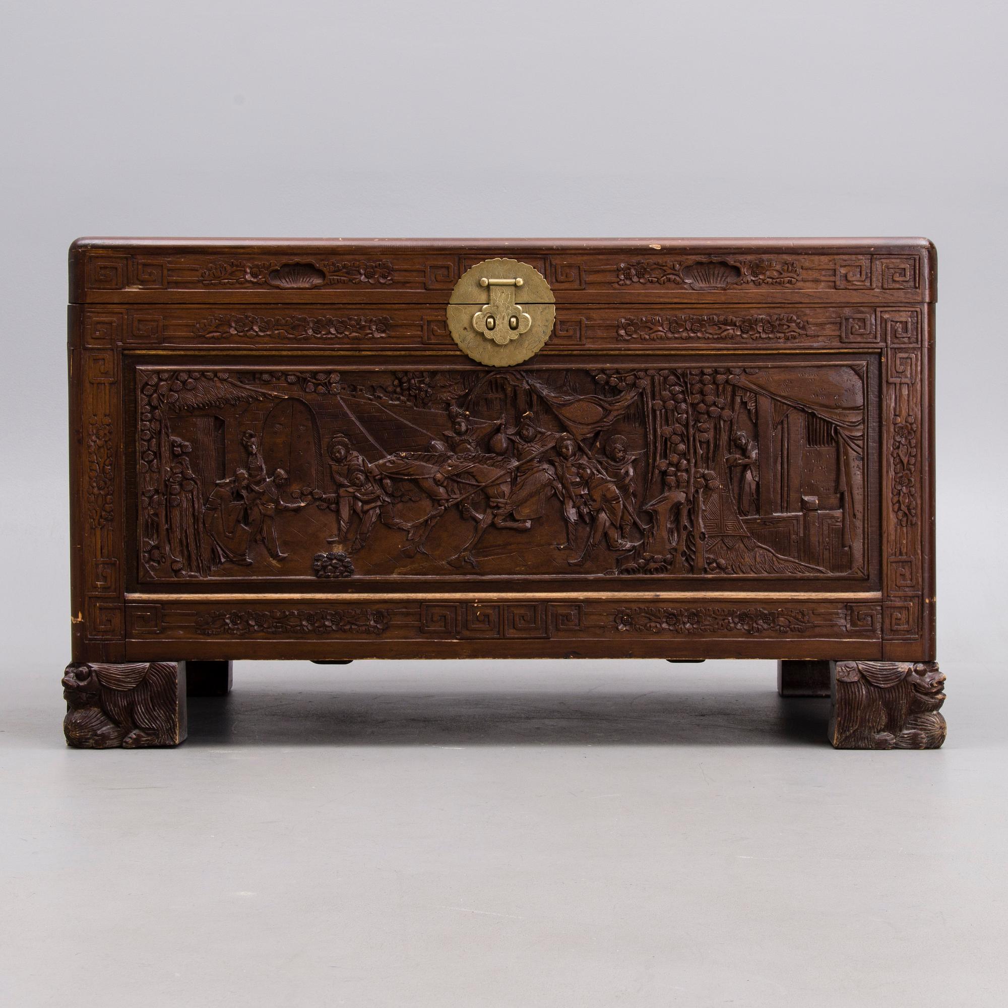 KAMFERKISTA, Kina 1900-talets början.