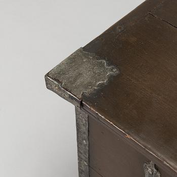 Kista, märkt med monogram, 1764.