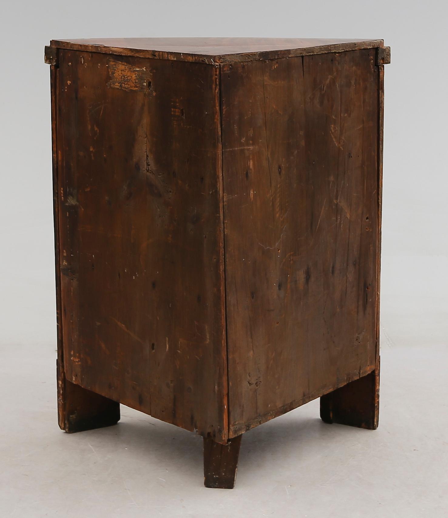 HÖRNSKÅP, 1800-talets mitt.