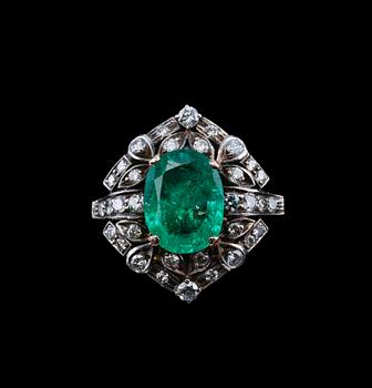489. RING, smaragd ca 3.3 ct, briljantslipade diamanter ca 1.3 ct. 18K guld. Vikt 6,7 g.