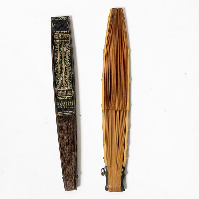 Två solfjädrar, fyra broderade fodral samt liten väska, sen Qingdynasti/tidigt 1900-tal.