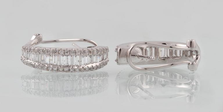 ÖRHÄNGEN, 18K vitguld med briljant och baguetteslipade diamanter ca 1.60 ct. Vikt 8,7 gram.