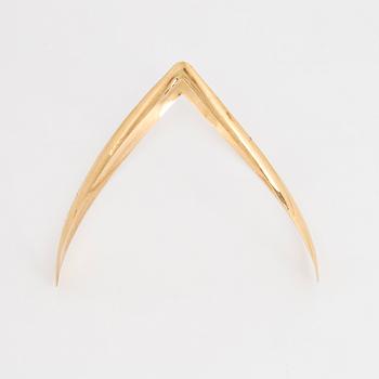 An 18K gold bangle.