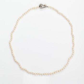 A Tillander, Helminauha, viljeltyjä akoyahelmiä, 18K valkokultaa, briljantteja n. 1.10 ct yht. Helsinki 1975.