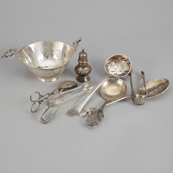 PARTI SILVER, 9 delar, bland annat en ströare, otydliga stämplar 1793. Totalvikt ca 393 gram.