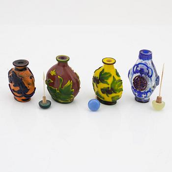 Snusflaskor, fyra stycken, pekingglas. Kina, Modern tillverkning.
