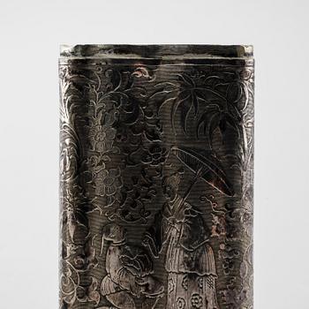 Two silver and low grade silver boxes, first half of the 20th century. Total weight 490 g.