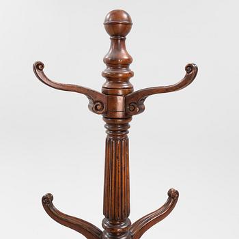 A mahogany coat hanger, around the year 1900.