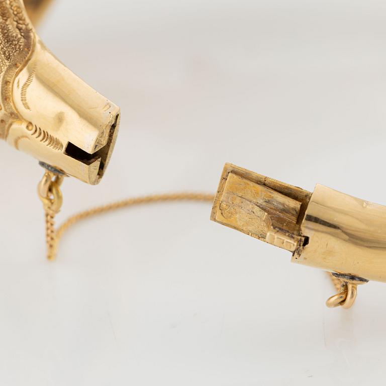 Bangle, 18K gold with enamel.