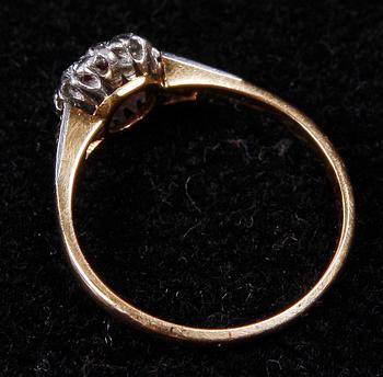 RING, 18 K guld, infattad rubin omgiven av gammalslipade diamanter, Stockholm, 1938.