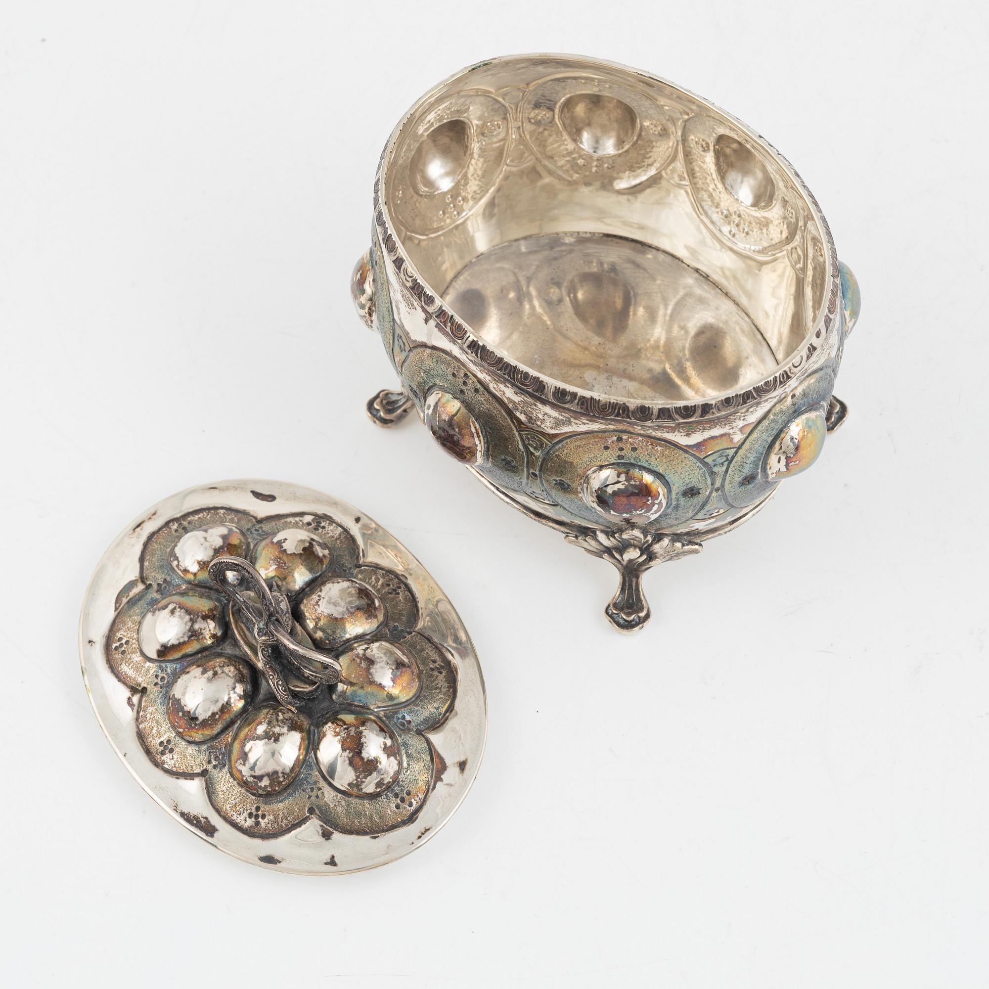 Presenterfat, skål samt sockerskrin med lock, silver, barockstil, 1900-tal.