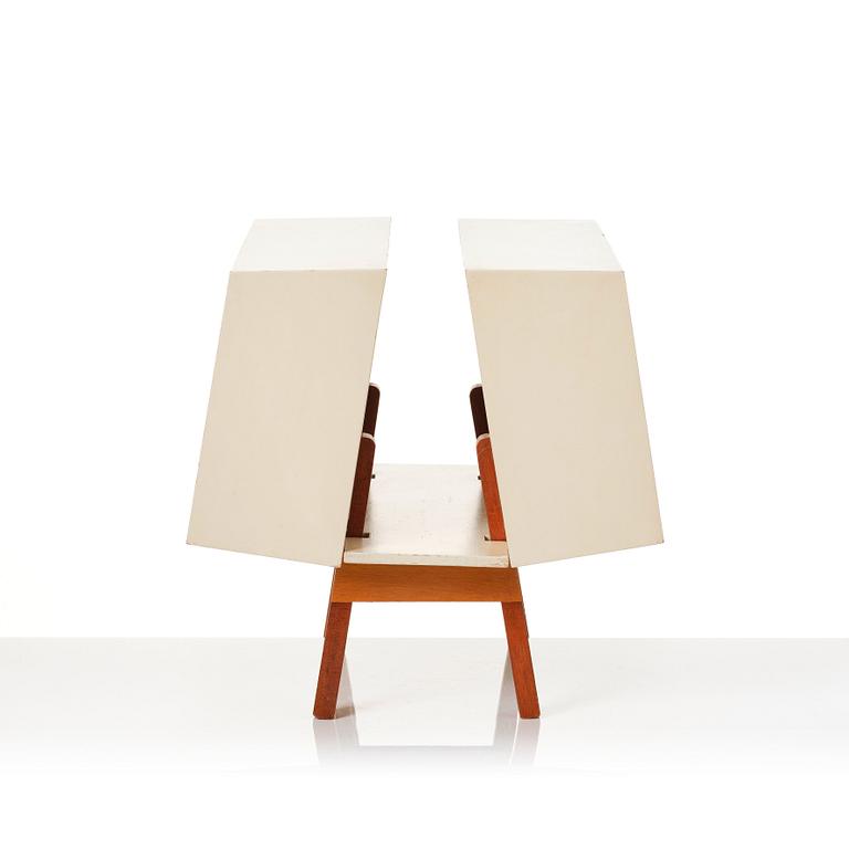 Ernest Race, a "Penguin Donkey Mark II" bookshelf, Isokon, England, 1960s.