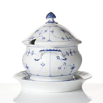 A large Royal Copenhagen 'Musselmalet rifflet' / 'blue fluted' tureen with cover and stand, Denmark, 19h century.