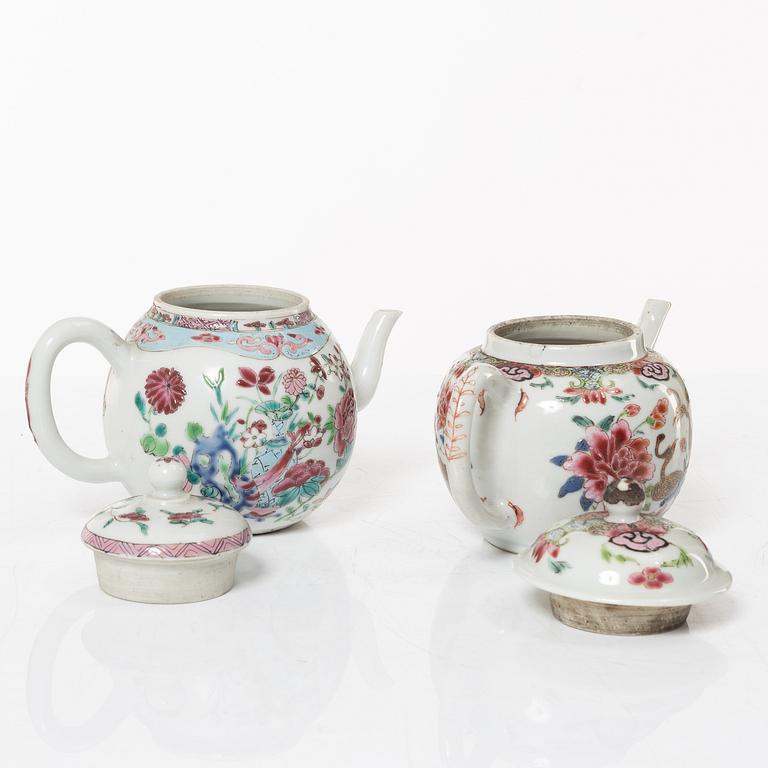 Tekannor med lock, två stycken, porslin. Qingdynastin, 1700-tal.