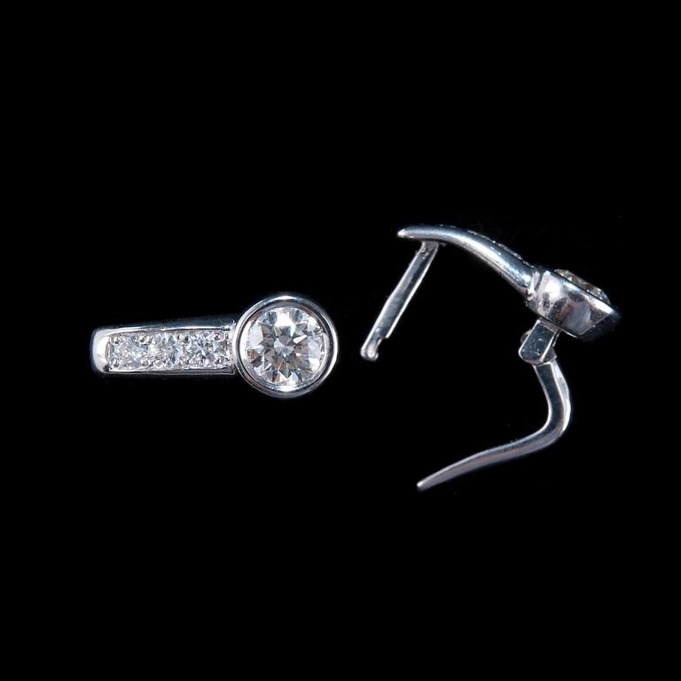 KORVAKORUT,, 2 x 0.55 ct briljanttihiottuja timentteja. Kokonaistimanttipaino 1.39 ct.