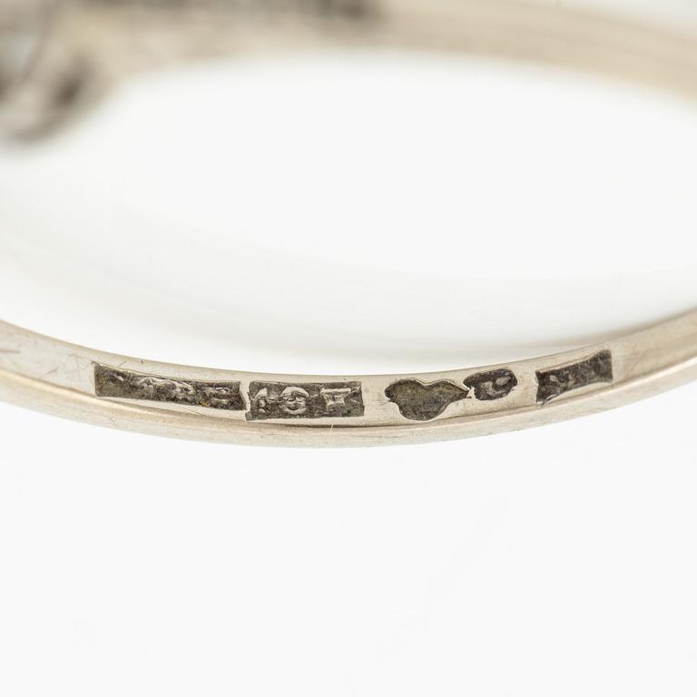 Ring, three-stone ring, 18K white gold set with three brilliant-cut diamonds.