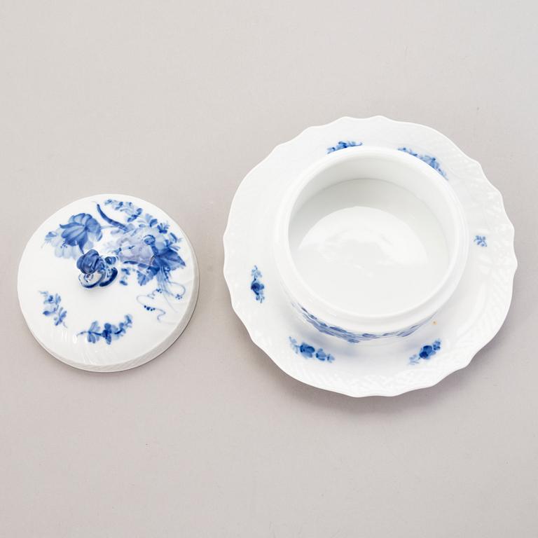 ROYAL COPENHAGEN, A 40-piece set of 'Blå Blomst" tablewear, second half of the 20th century.