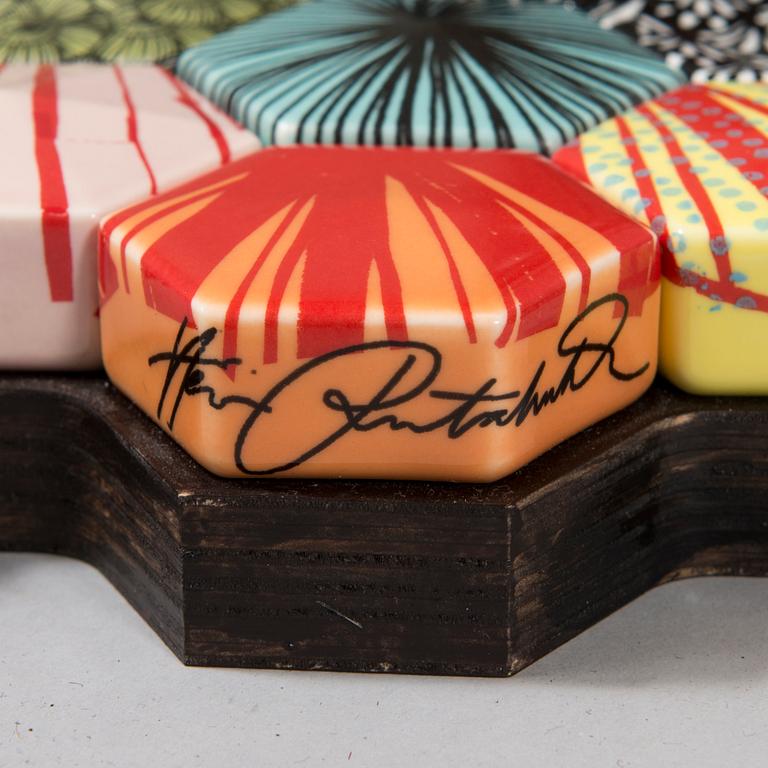 HEINI RIITAHUHTA, hexagonreliefi, posliinia, "Raisa", signeerattu Heini Riitahuhta 2015.