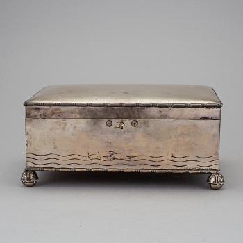 A silver jewelry box by CG Hallberg in Stockholm 1930.