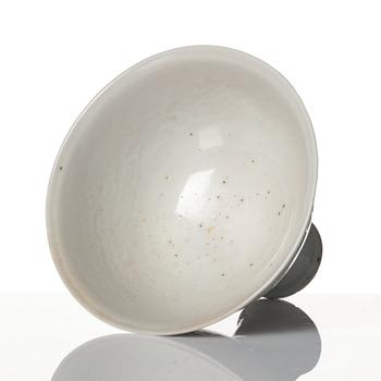 A white glazed anhua decorated stemcup, Ming dynasty (1368-1644).