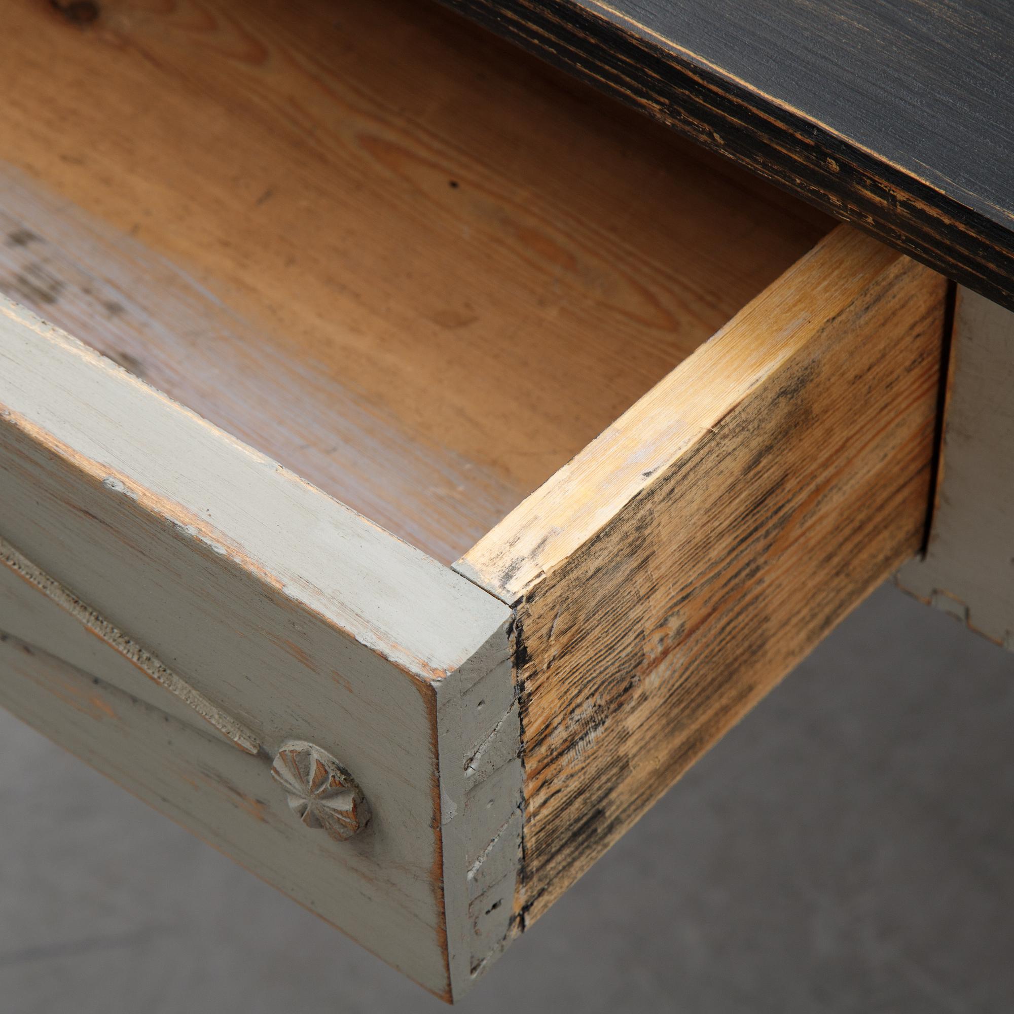 A gustavian style writing desk from the 19th century.