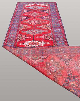 Malayer, ca 495 x 117 cm.