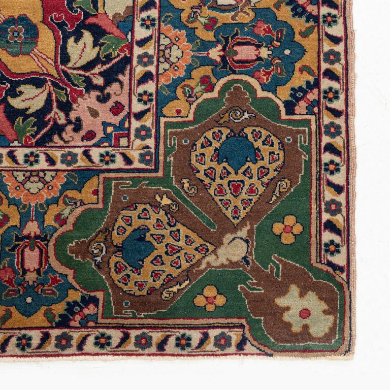 An antique Tabriz carpet, c. 271 x 175 cm.