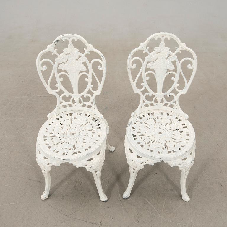 Garden table, Byarum late 20th century and chairs.